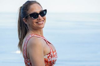 JLo dala na odiv dekolt v plné kráse: Takhle ukazovat prsa je fakt zoufalé, setřela ji veřejnost